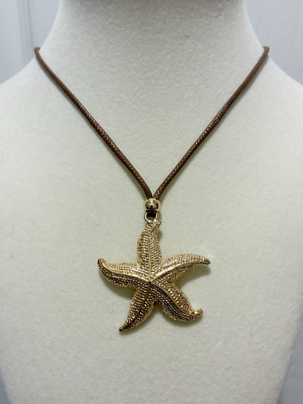[ nwot ] Gorgeous Gold Starfish Pendant Necklace